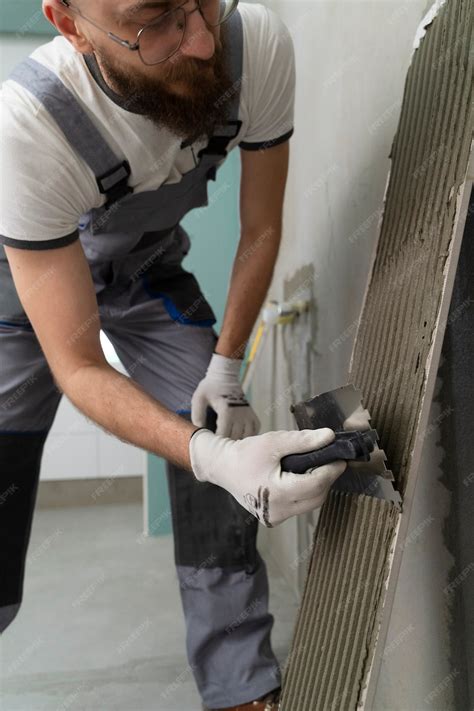 Artisan carreleur travaillant sur un chantier à Bruz