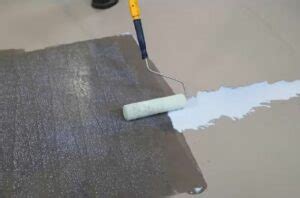 Application d'un primaire d'accrochage sur un panneau de polystyrène