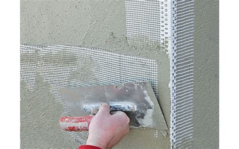 Application d'enduit sur une trame de fibre de verre