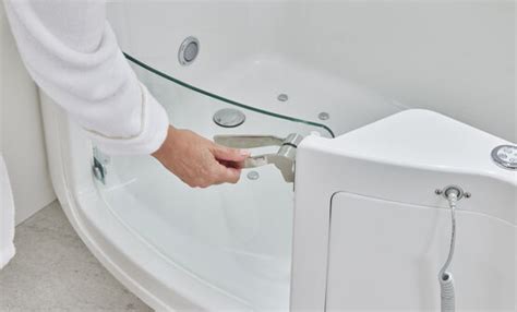 Baignoire à porte avec siège intégré