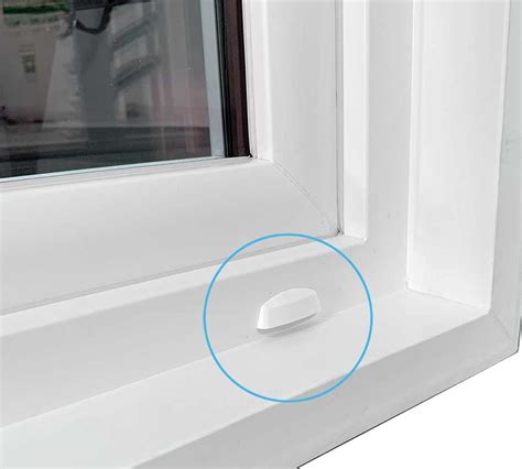 Image d'un pare-tempête clipsé dans un trou de drainage de fenêtre