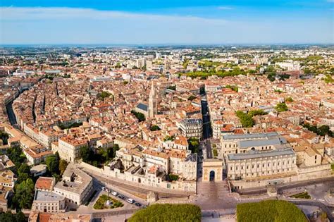 Vue panoramique de Montpellier avec ses toits typiques et le soleil méditerranéen