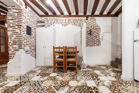 Intérieur d'un appartement ancien à Montpellier avec poutres apparentes et carreaux de ciment