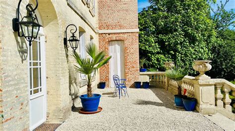 Terrasse ensoleillée avec mobilier d'extérieur à Montpellier