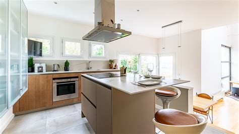 Exemple de cuisine moderne rénovée