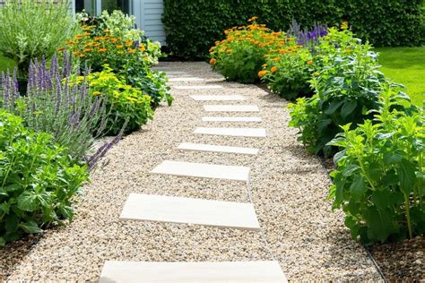 Chemin de jardin avec dalles posées en style oriental