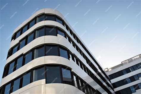 Façade d'un bâtiment moderne avec des fenêtres et portes en aluminium