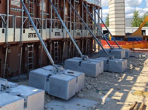 Vue d'un chantier avec banches stabilisées par lests amovibles