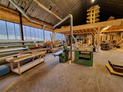 Atelier de menuiserie avec des outils et des planches de bois