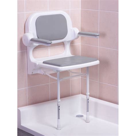 Enfant utilisant un siège de douche adapté