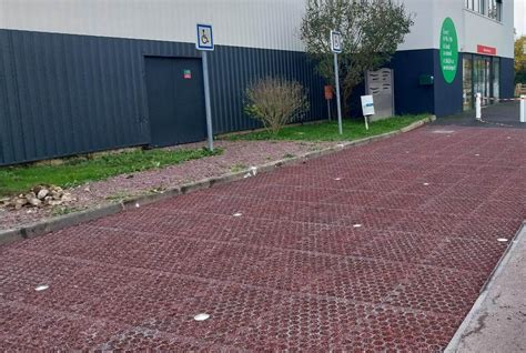 Schéma illustrant la structure alvéolaire d'une dalle stabilisatrice et le passage de l'eau