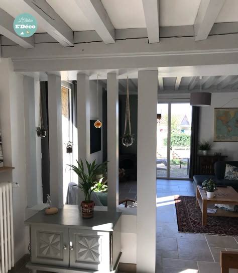 Poutres peintes en blanc dans un salon moderne