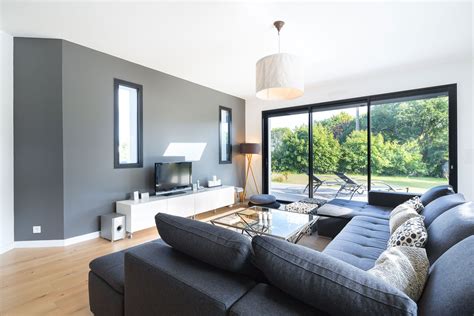 Salon moderne avec un rideau phonique élégant devant une grande fenêtre