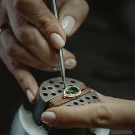 Technique de sertissage pavage diamant