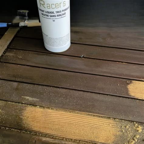Application d'un gel décapant sur une surface en bois