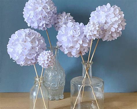 Boule en polystyrène décorée de fleurs en papier