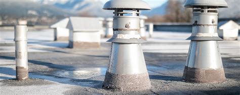 Diagramme illustrant les distances réglementaires pour la sortie d'un évent de plomberie sur un toit