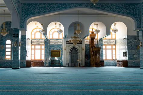 Intérieur d'une mosquée avec arcs et décorations