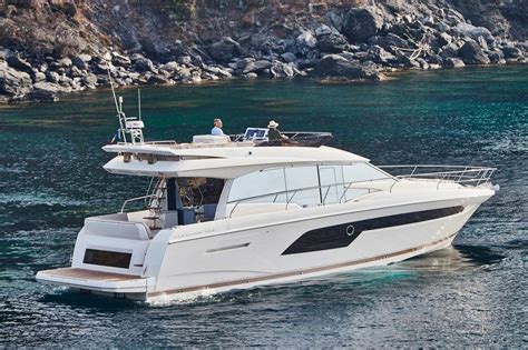 Yacht PRESTIGE 520 amarré dans un port
