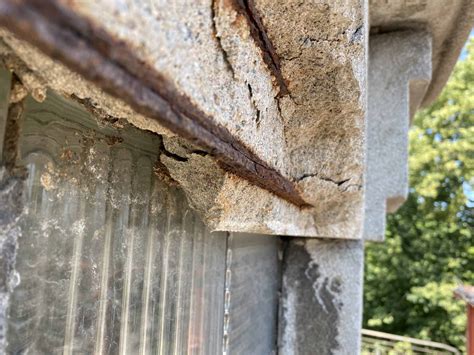 Illustration montrant la corrosion de l'armature d'un linteau fissuré