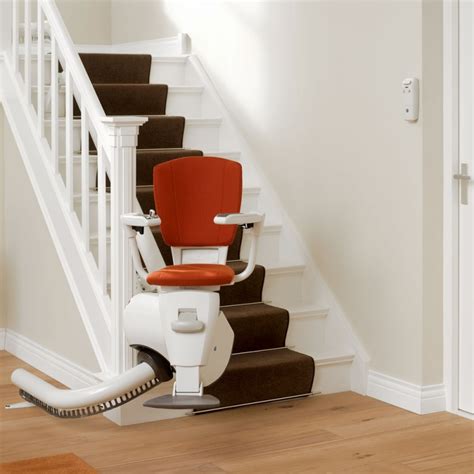 Personne âgée utilisant un monte-escalier