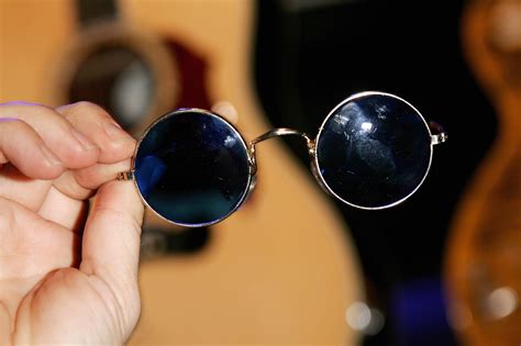 John Lennon portant ses lunettes rondes emblématiques