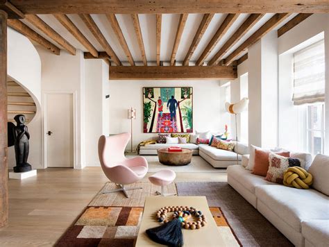 Intérieur d'une maison bretonne avec poutres apparentes