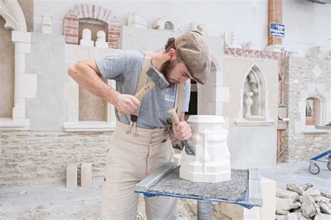 Artisan tailleur de pierre travaillant la pierre