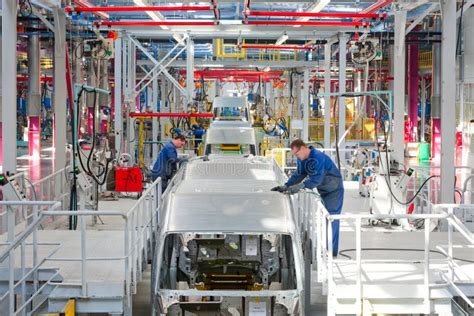 Vue d'une chaîne de montage dans une usine électronique