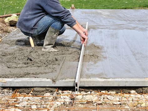 Comparaison visuelle entre une dalle en ciment et une dalle à la chaux