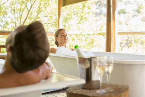 Couple se relaxant dans une baignoire deux places