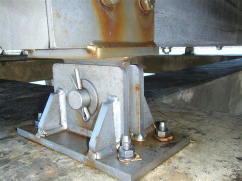 Vue rapprochée d'une structure extérieure avec des fixations en acier inoxydable