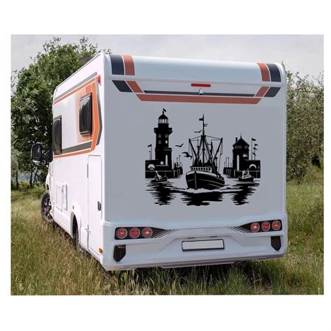 camping car décoré avec des autocollants de voyage