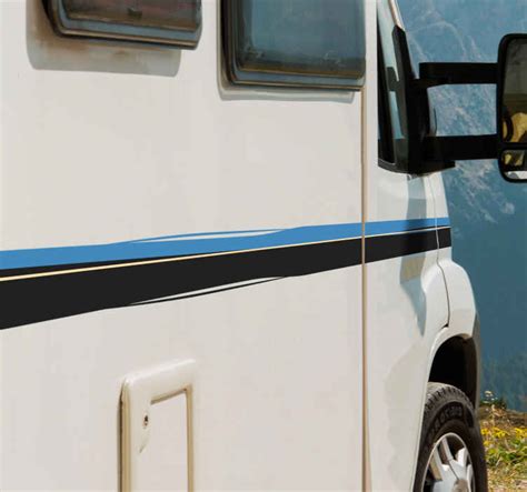 camping car avec des bandes latérales décoratives