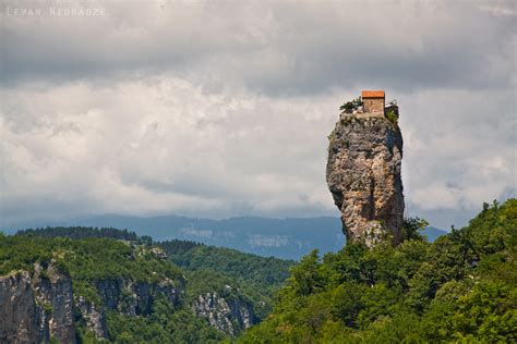 Le piton de Katskhi avec l'église au sommet