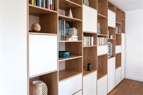 Assemblage d'une bibliothèque avec des panneaux capitonnés