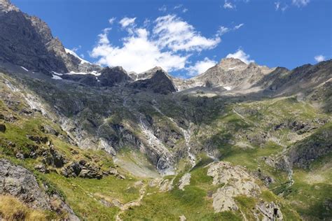 Vue générale de Laragne-Montéglin avec ses montagnes en arrière-plan