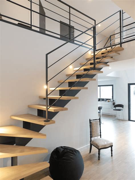 Escalier intérieur moderne avec limon central