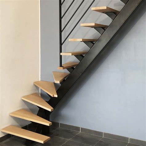 Escalier quart tournant avec limon central et marches en bois