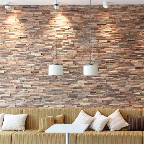 Intérieur d'une maison avec des murs recouverts de revêtement mural