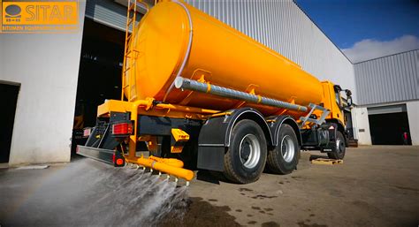 Camion citerne livrant de l'émulsion de bitume