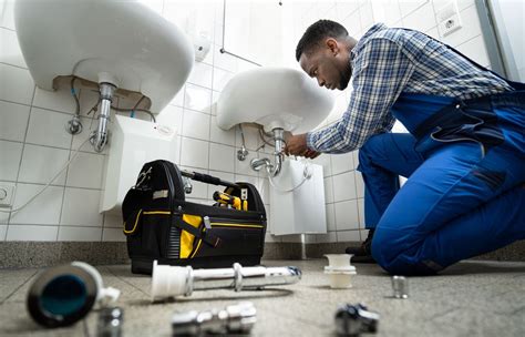 ouvrier plombier au travail