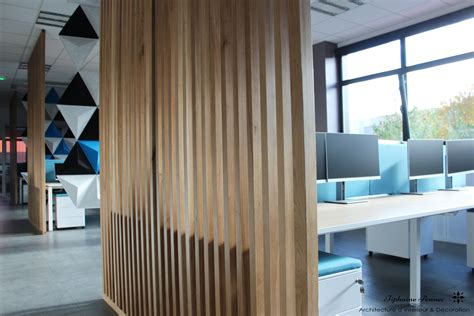 Cloison acoustique semi-ouverte dans un bureau moderne
