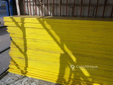 Panneaux de coffrage Doka Top 50 en cours de montage