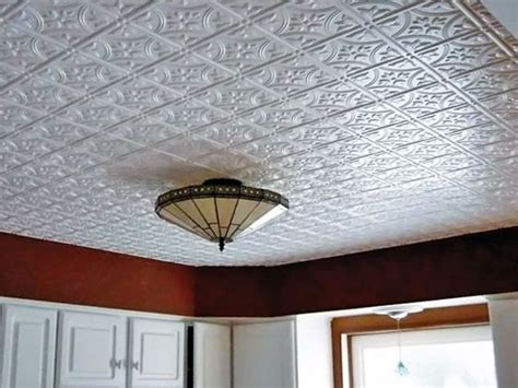Installation de dalles de plafond en polystyrène