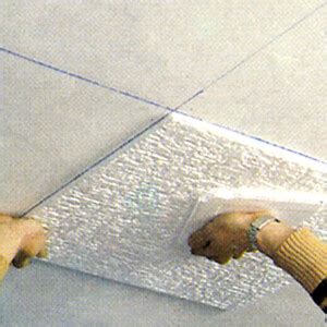 Plafond décoré avec des dalles en polystyrène