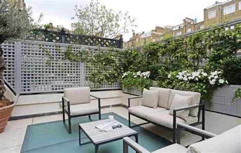 Terrasse parisienne aménagée avec du mobilier élégant et des plantes